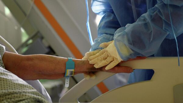 Врач и пациент в отделении интенсивной терапии в больнице Сан-Раффаэле в Милане