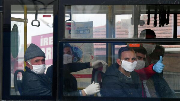 Освобожденные заключенные сидят в автобусе в Синджане под Анкарой, Турция
