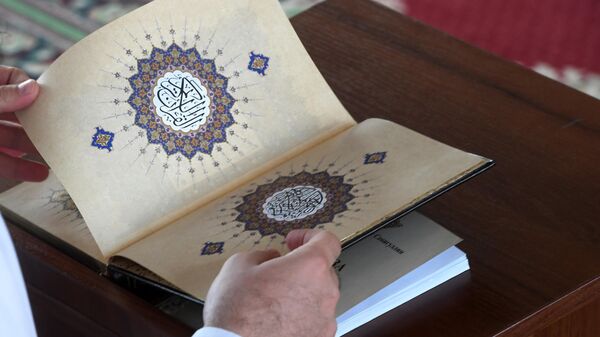Коран в руках муфтия