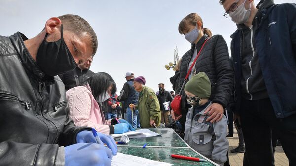 Участники пикета по сбору подписей за выдвижение кандидатов на пост президента Белоруссии в Минске