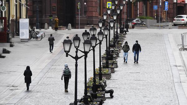 Прохожие на улице Кузнецкий мост в Москве