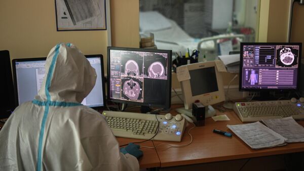 Врач городской клинической больницы № 15 имени О. М. Филатова в Москве смотрит снимки, полученные с помощью компьютерной томографии