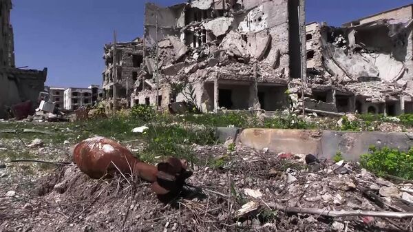 Разрушенные дома в районе Эль-Хамдания на окраине города Алеппо