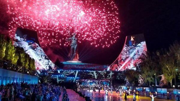 Праздничный концерт и салют на Мамаевом кургане в Волгограде