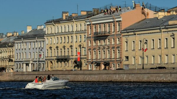 Прогулочный катер у Набережной Кутузова в Санкт-Петербурге