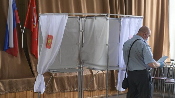 Мужчина на избирательном участке в Санкт-Петербурге во время голосования по внесению поправок в Конституцию РФ