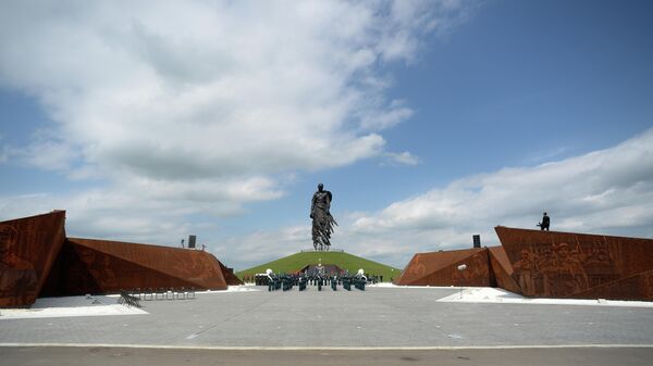 Церемония открытия Ржевского мемориала Советскому солдату