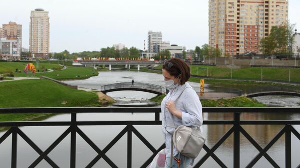 Женщина в защитной маске на одной из улиц в Щелково Московской области