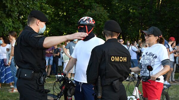 Участники митинга оппозиции и сотрудники ОМОНа в Киевском сквере в Минске