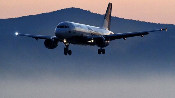 Самолет авиакомпании Аврора Airbus A319 во время посадки в международном аэропорту Владивосток