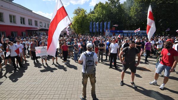 Участники митинга оппозиции возле Минского моторного завода