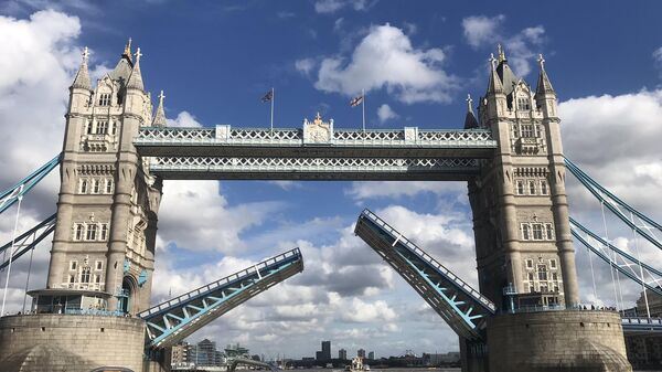 Тауэрский мост в Лондоне застрял в поднятом положении в связи с механической неисправностью