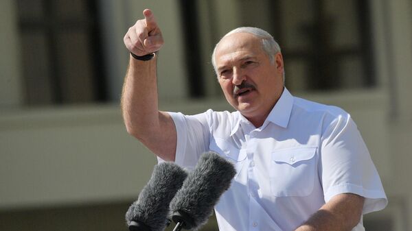 Президент Белоруссии Александр Лукашенко выступает на митинге, организованном в его поддержку