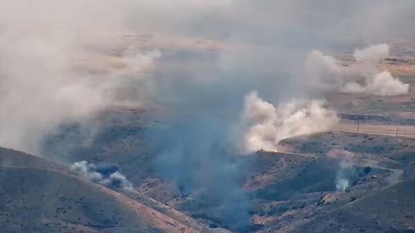 Подразделения армии Армении наносят удар в зоне военного конфликта в Нагорном Карабахе. Кадр видео