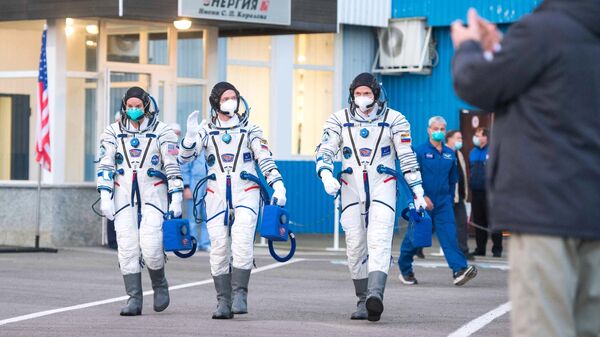 Участники основного экипажа 64-й экспедиции на Международную космическую станцию перед запуском ракеты-носителя Союз-2.1а с транспортным пилотируемым кораблем Союз МС-17 