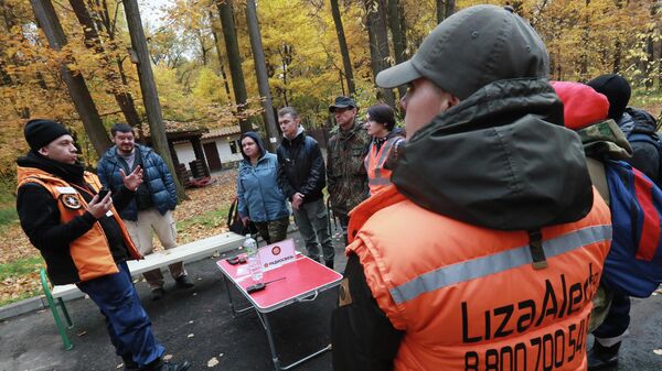 Добровольцы поисково-спасательного отряда Лиза Алерт проводят учебный сбор в Московской области