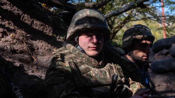 Военнослужащие армии обороны Нагорно-Карабахской Республики отдыхают в окопе