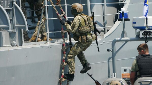 Военнослужащие отрабатывают действия против захвата кораблей в Черном море в рамках международных учений Sea Breeze