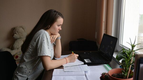 Студентка Уральского федерального университета (УрФУ) во время дистанционного обучения в общежитии Екатеринбурга