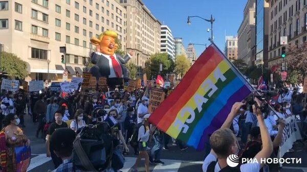 Протестующие в Вашингтоне несут надувного Трампа