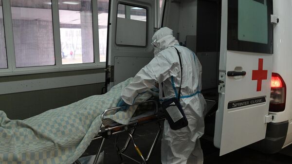 Медицинский работник принимает пациента в ковид-госпитале, организованном в городской клинической больнице №15 имени О. М. Филатова в Москве