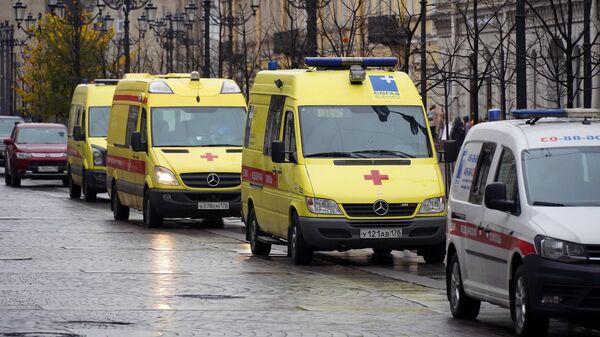 Автомобили скорой помощи на Малой Конюшенной улице в Санкт-Петербурге