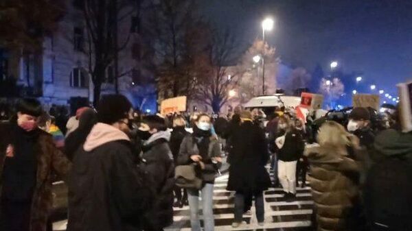 Противники ужесточения законодательства об абортах вышли на улицы Варшавы