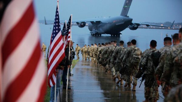 Американские военные, отправляющиеся в район операций Центрального командования США из Форт-Брэгг, Северная Каролина