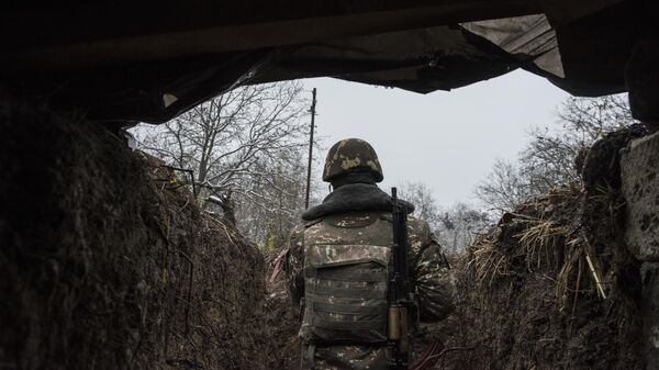 Военнослужащий армии обороны Нагорно-Карабахской республики на линии соприкосновения Азербайджана и Нагорного Карабаха