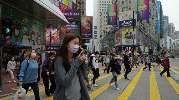 Люди в масках на улице в Гонконге