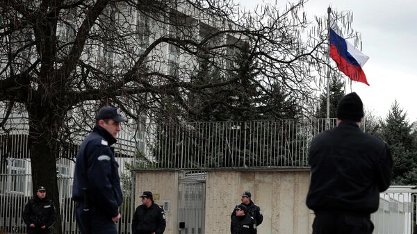 Болгарские полицейские у здания посольства РФ в Софии