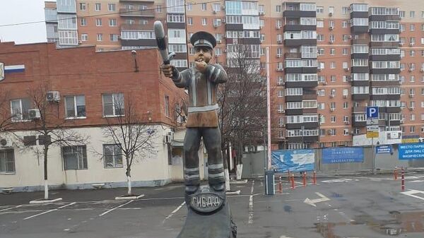 Памятник сотруднику ГАИ в городе Азов Ростовской области
