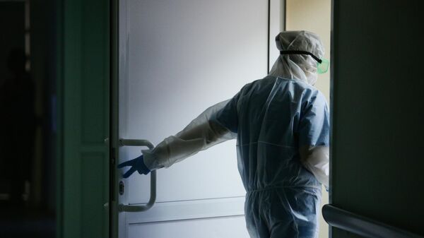 Медик в защитном противоэпидемическом костюме