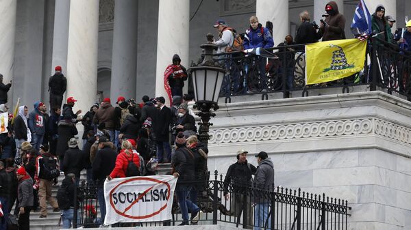 Участники акции протеста сторонников действующего президента США Дональда Трампа у здания конгресса в Вашингтоне