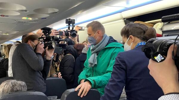 Алексей Навальный в салоне самолета авиакомпании Победа