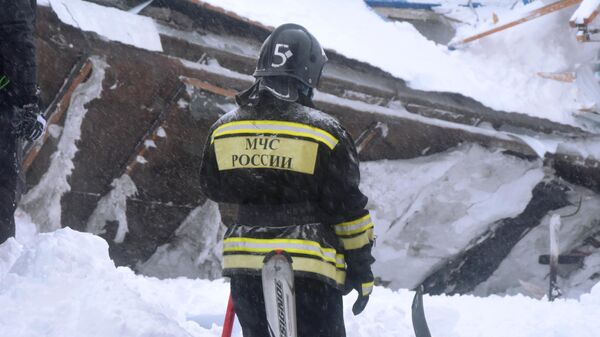 Сотрудник МЧС РФ проводит поисково-спасательные работы после схода лавины в Домбае у горы Мусса-Ачитара