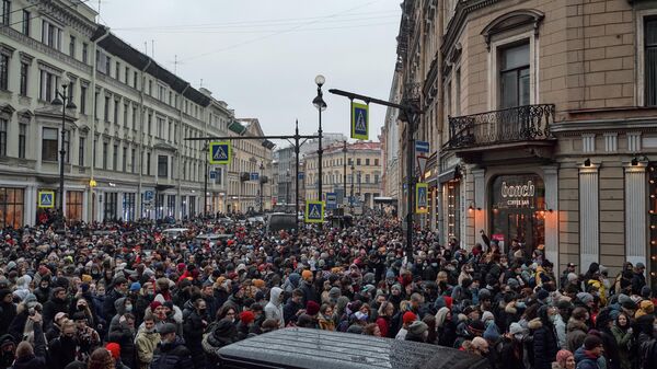 Участники несанкционированной акции сторонников Алексея Навального на Большой Морской улице в Санкт-Петербурге