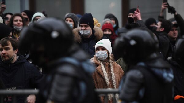 Участники несанкционированной акции сторонников Алексея Навального в Москве