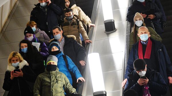 Пассажиры на эскалаторе станции метро Парк Культуры московского метрополитена