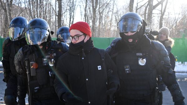 Задержание полицейскими молодого человека у здания Московского городского суда