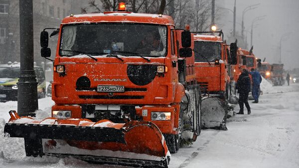 Снегоуборочная техника на улице Новинский бульвар в Москве