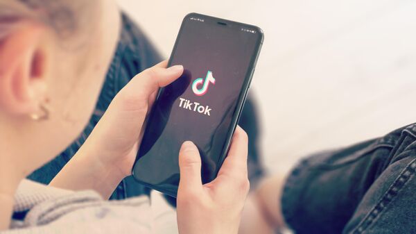 Телефон с приложением TikTok