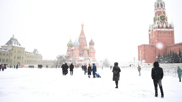 Прохожие на Красной площади в Москве