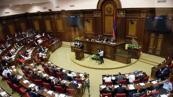 Руководитель оппозиционной партии Процветающая Армения Гагик Царукян выступает в парламенте Армении в Ереване