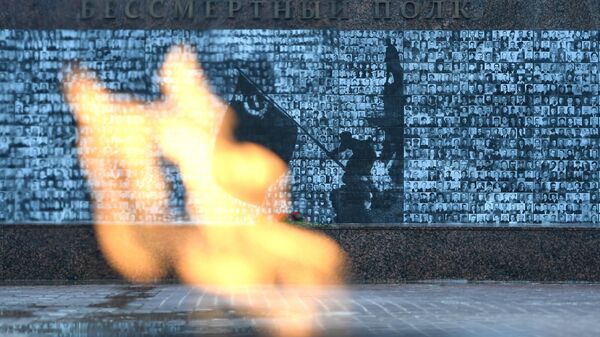 Вечный огонь в сквере памяти героев в Смоленске