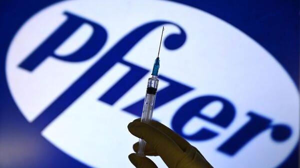 Шприц на фоне логотипа Pfizer