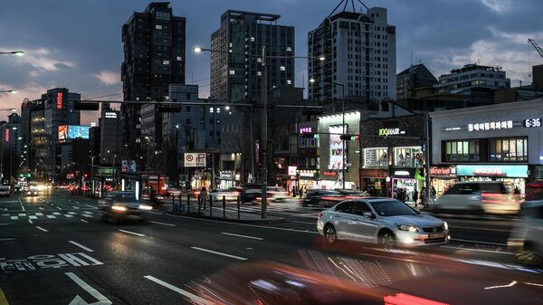 Дорожное движение на одной из улиц Сеула