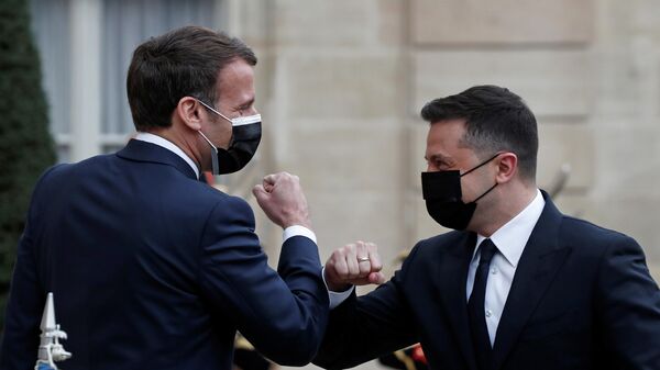 Президент Франции Эммануэль Макрон и президент Украины Владимир Зеленский во время встречи в Елисейском дворце в Париже