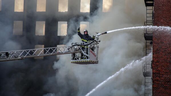 Пожарный во время тушения пожара в Невской мануфактуре