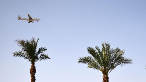 Самолет в небе над Шарм-эль-Шейхом